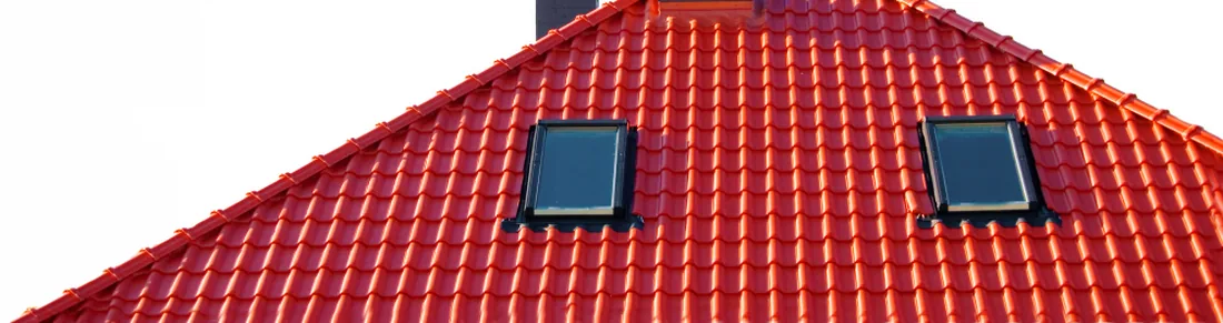 Tejado de teja cerámica con chimeneas